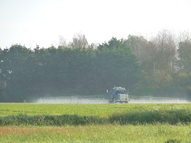 Épandage des pesticides à proximité des habitations : 9 ONG attaquent le décret et l’arrêté devant le Conseil d’État